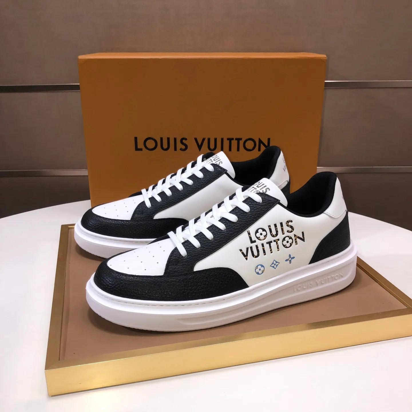 Factory batch 640💰original development, quality shipment, welcome to compare - LV sneaker series sports shoes introduce the loose silhouette of the ready-to-wear series into the spring and summer men's wear shows and make an eye-catching appearance. The cow leather upper is combined with rough fabric laces, and colorful beading highlights the brand's classic elements. LV letters mark the tongue and Monogram floral outsole. Mixed materials Made of top-grain cowhide, thick shoelace design, large Monogram print on the side, mesh lining and cotton feet, the comfort is as extreme as ever, premium heritage, quality first, worth owning! Size: Men’s 38-45 (45 is custom-made and cannot be returned or exchanged)